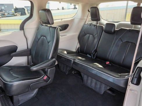 Used 2023 Chrysler Pacifica Limited w/ Uconnect Theater Family Group image 20