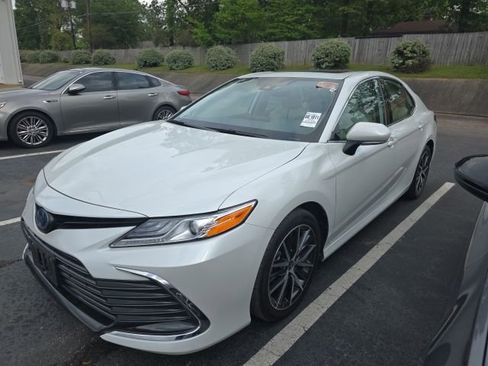 Used 2022 Toyota Camry XLE w/ Navigation Upgrade Package image 4