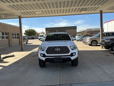 Used 2022 Toyota Tacoma TRD Off-Road image 2