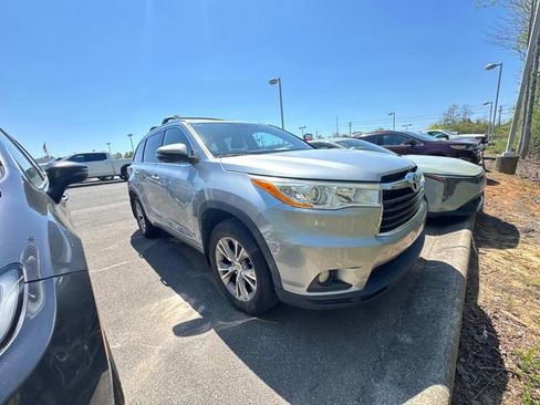 Used 2014 Toyota Highlander XLE image 3
