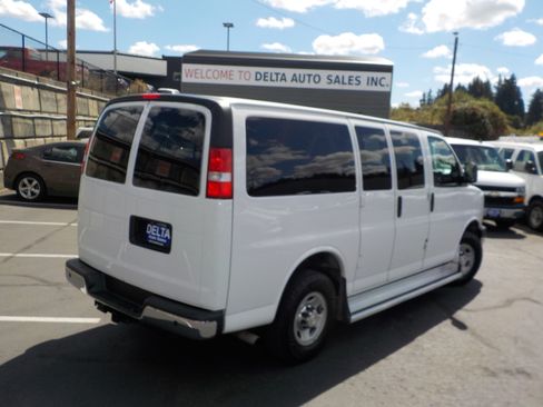 Used 2017 Chevrolet Express 3500 LT w/ LT Preferred Equipment Group RWD image 8