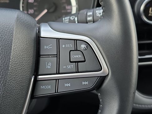 Used 2024 Toyota Highlander LE image 28