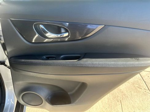 Used 2017 Nissan Rogue SV AWD/4WD image 30
