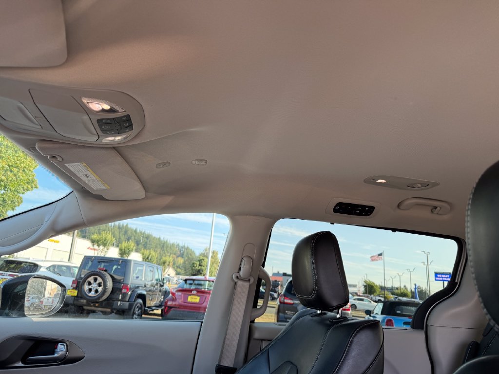 Used 2024 Chrysler Pacifica Touring-L FWD image 18