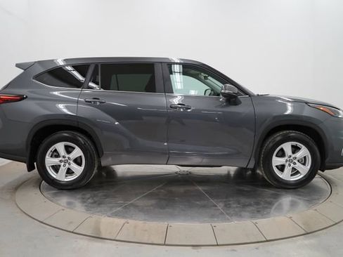 Used 2025 Toyota Highlander LE AWD/4WD image 8