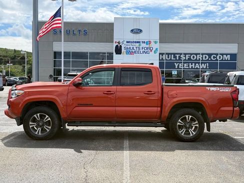 Used 2018 Toyota Tacoma TRD Sport w/ Technology Package AWD/4WD image 2