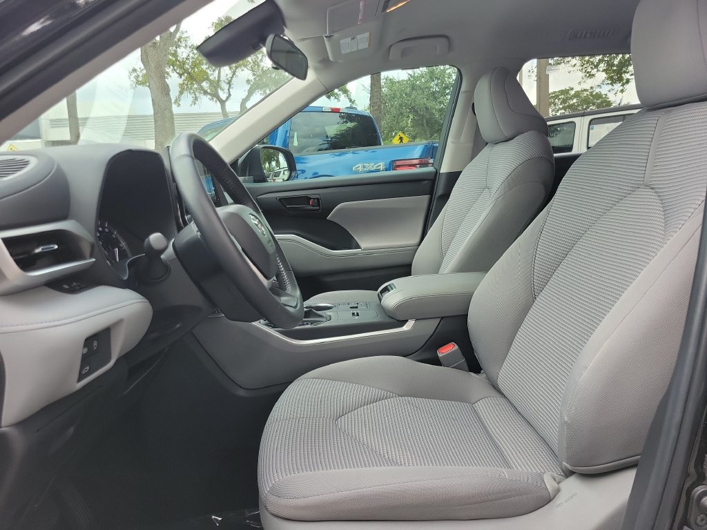 Used 2024 Toyota Highlander LE FWD image 13