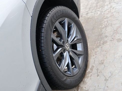 Used 2022 Volkswagen Tiguan SE w/ Panoramic Sunroof Package image 41