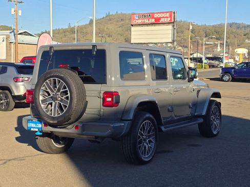 Used 2022 Jeep Wrangler Unlimited Sahara AWD/4WD image 5