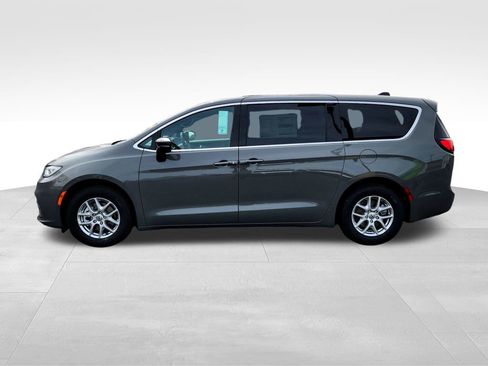 New 2025 Chrysler Pacifica Select image 4