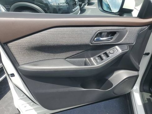 Used 2023 Nissan Rogue SV FWD image 11