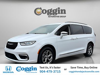 Used 2022 Chrysler Pacifica Limited w/ Uconnect Theater Family Group