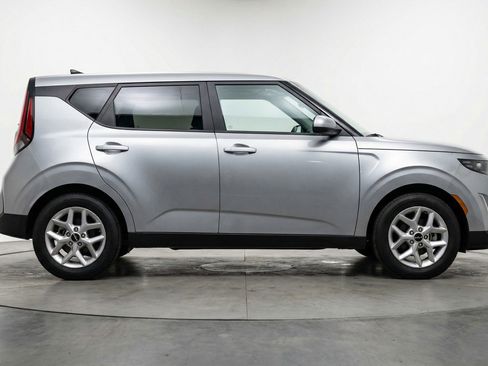Used 2025 Kia Soul LX w/ LX Technology Package FWD image 11