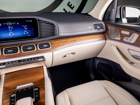 Used 2024 Mercedes-Benz GLS 450 4MATIC image 7