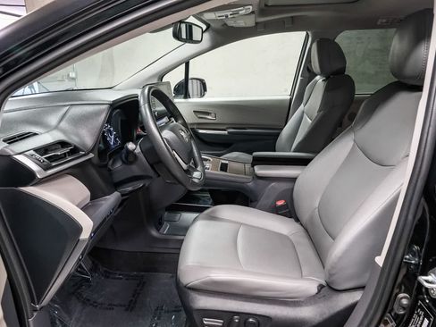 Used 2023 Toyota Sienna XLE FWD image 23