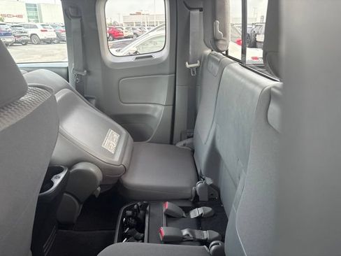 Used 2013 Toyota Tacoma 4x4 Access Cab V6 w/ SR5 Pkg image 9