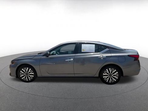 Used 2025 Nissan Altima 2.5 SV FWD image 7