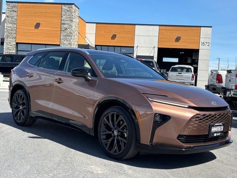 Used 2025 Toyota Crown Signia image 1