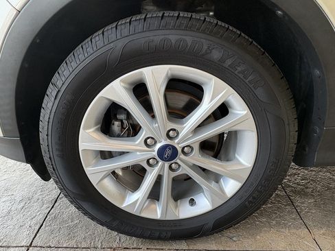 Used 2018 Ford Escape SE w/ SE Sync 3 Package FWD image 10