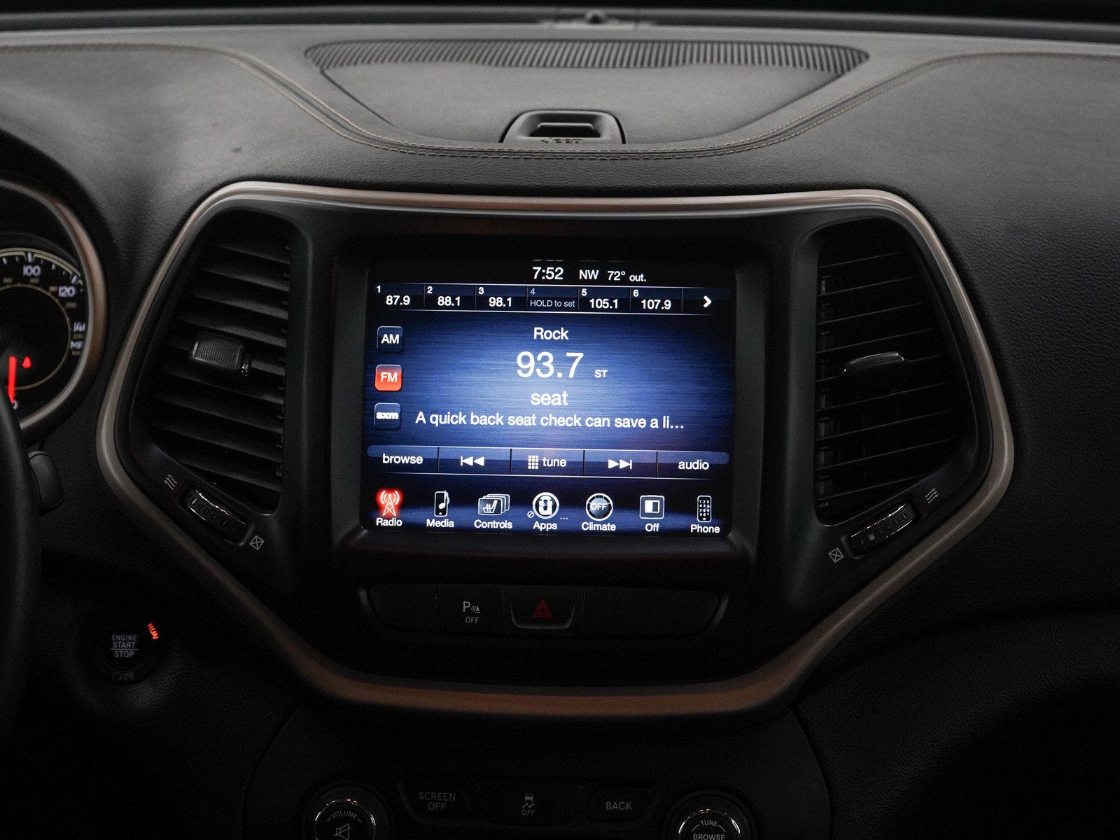Used 2018 Jeep Cherokee Limited AWD/4WD image 15