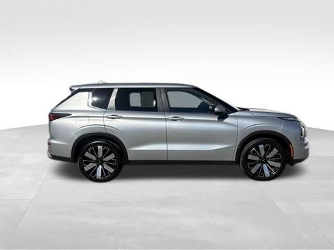 Used 2025 Mitsubishi Outlander SE FWD image 9