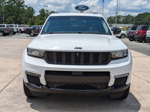 Used 2023 Jeep Grand Cherokee L Limited w/ Luxury Tech Group II image 3