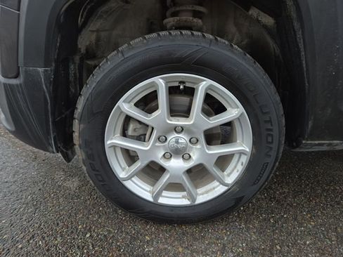 Used 2018 Jeep Renegade Latitude w/ Cold Weather Group image 7