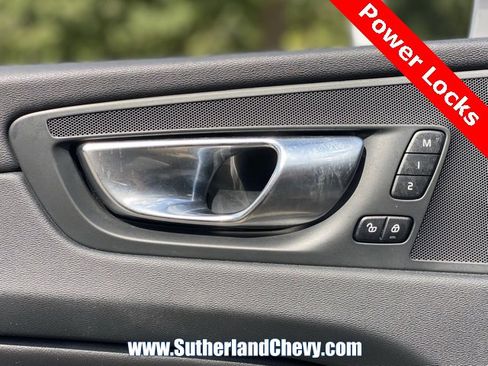 Used 2023 Volvo XC60 T8 Plus image 15