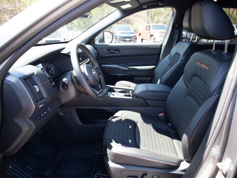 Used 2025 Nissan Pathfinder Rock Creek AWD/4WD image 23