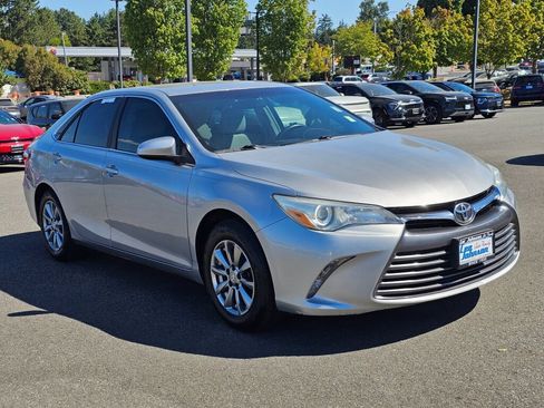 Used 2015 Toyota Camry LE FWD image 3