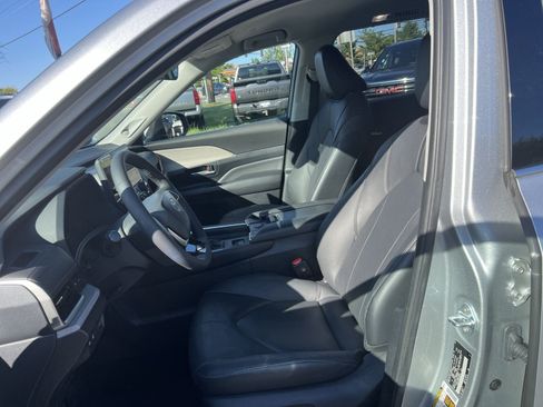Used 2024 Toyota Grand Highlander AWD image 13