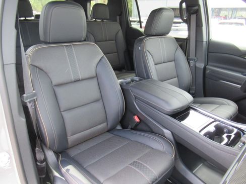 New 2026 Chevrolet Traverse High Country FWD image 9