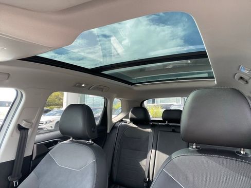 Certified 2025 Volkswagen Taos SE image 20