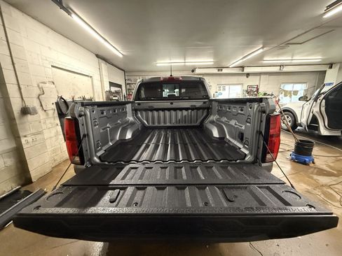 Used 2023 Chevrolet Colorado Z71 w/ Z71 Convenience Package 2 AWD/4WD image 17