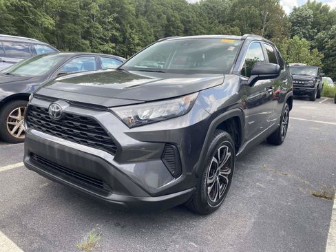 Used 2019 Toyota RAV4 LE FWD image 3