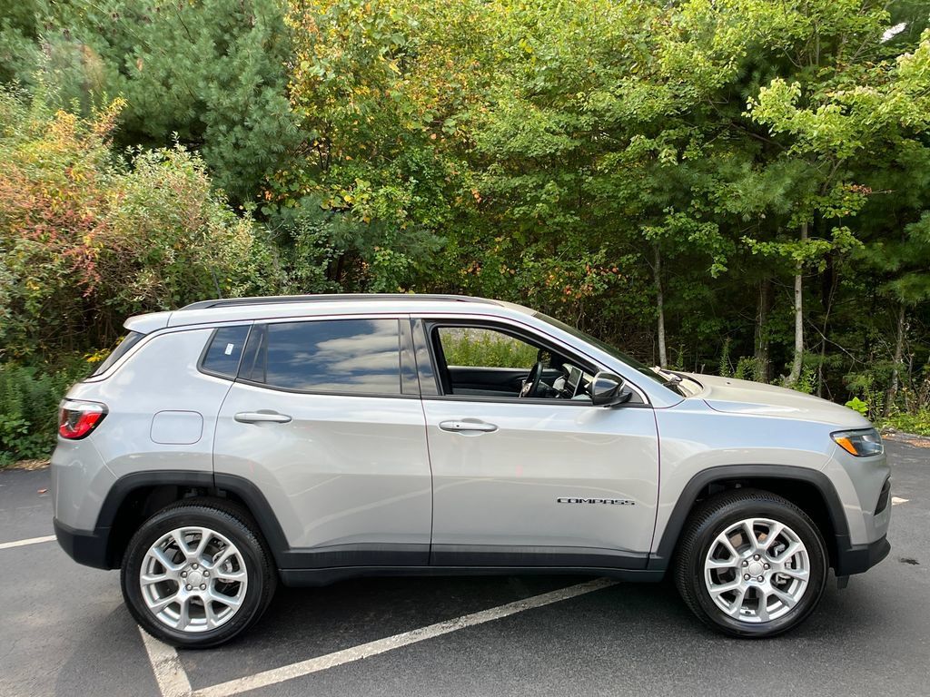 Used 2023 Jeep Compass Latitude AWD/4WD image 6