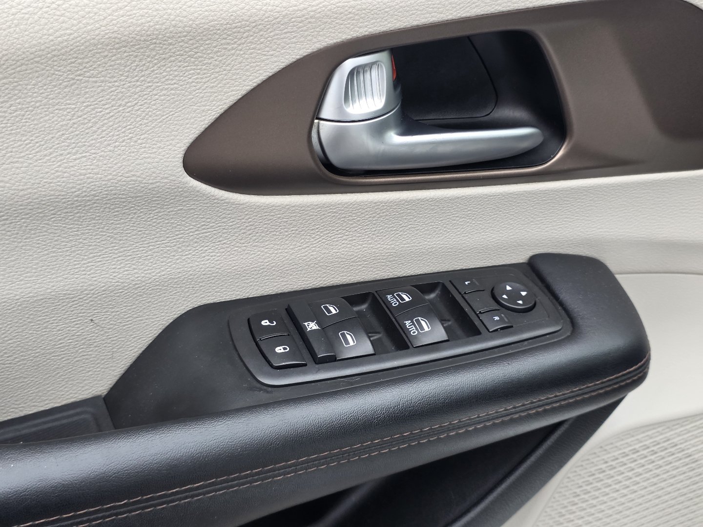 Used 2018 Chrysler Pacifica Touring-L FWD image 24