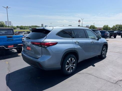 Used 2022 Toyota Highlander XLE FWD image 3