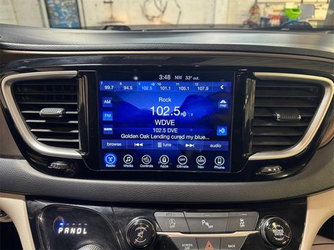 Used 2017 Chrysler Pacifica Touring-L image 17