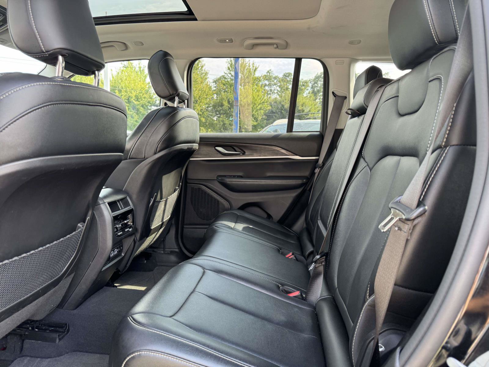 Used 2024 Jeep Grand Cherokee Limited AWD/4WD image 9