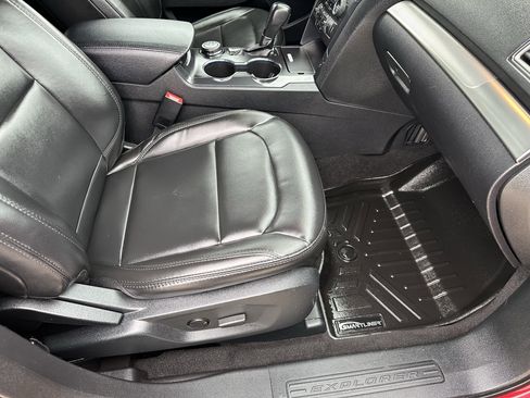 Used 2019 Ford Explorer XLT w/ Equipment Group 202A AWD/4WD image 10