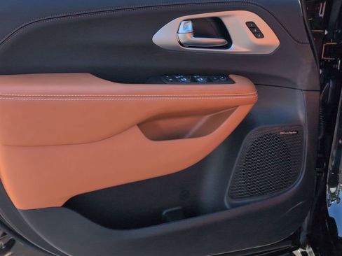 New 2026 Chrysler Pacifica Pinnacle image 13
