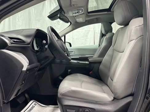 Used 2025 Toyota Sienna XLE image 14