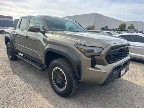 Used 2025 Toyota Tacoma 4x4 Double Cab image 3