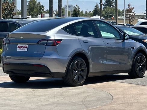 Used 2024 Tesla Model Y Long Range AWD/4WD image 4