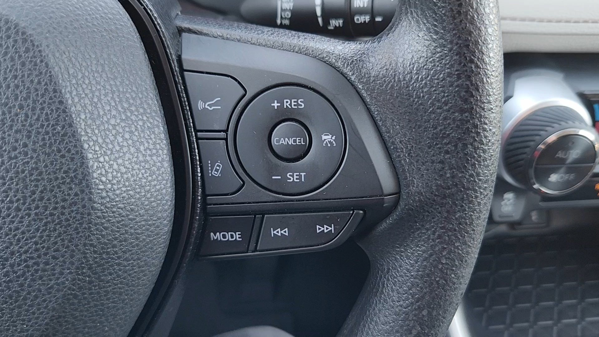 Used 2021 Toyota RAV4 XLE AWD/4WD image 12