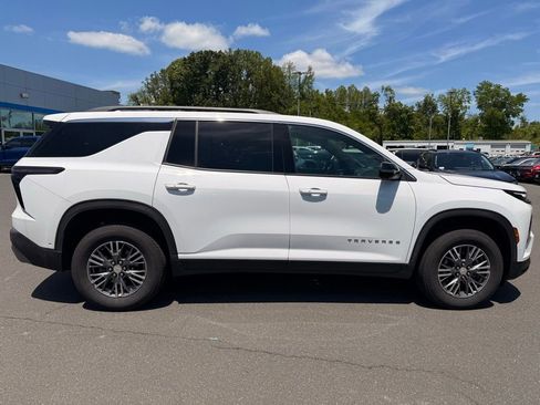 Used 2025 Chevrolet Traverse LT w/ Enhanced Driving Package FWD image 11