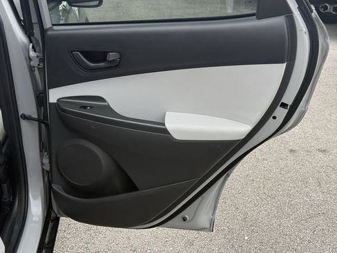 Used 2022 Hyundai Kona SE image 35