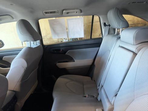 Used 2021 Toyota Highlander LE AWD/4WD image 33