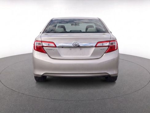 Used 2014 Toyota Camry XLE w/ Leather Package FWD image 6
